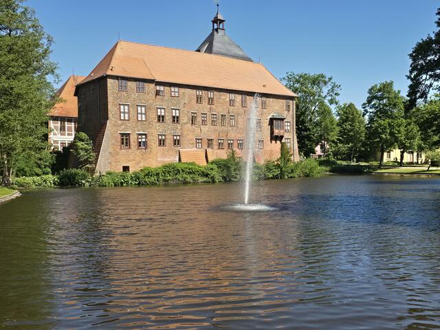 Das Schloss ist durch einen niedrigen Wasserstand im Teich stark gefährdet. Über die Fontäne wird mittlerweile auch Wasser nachgepumpt | Foto: thl